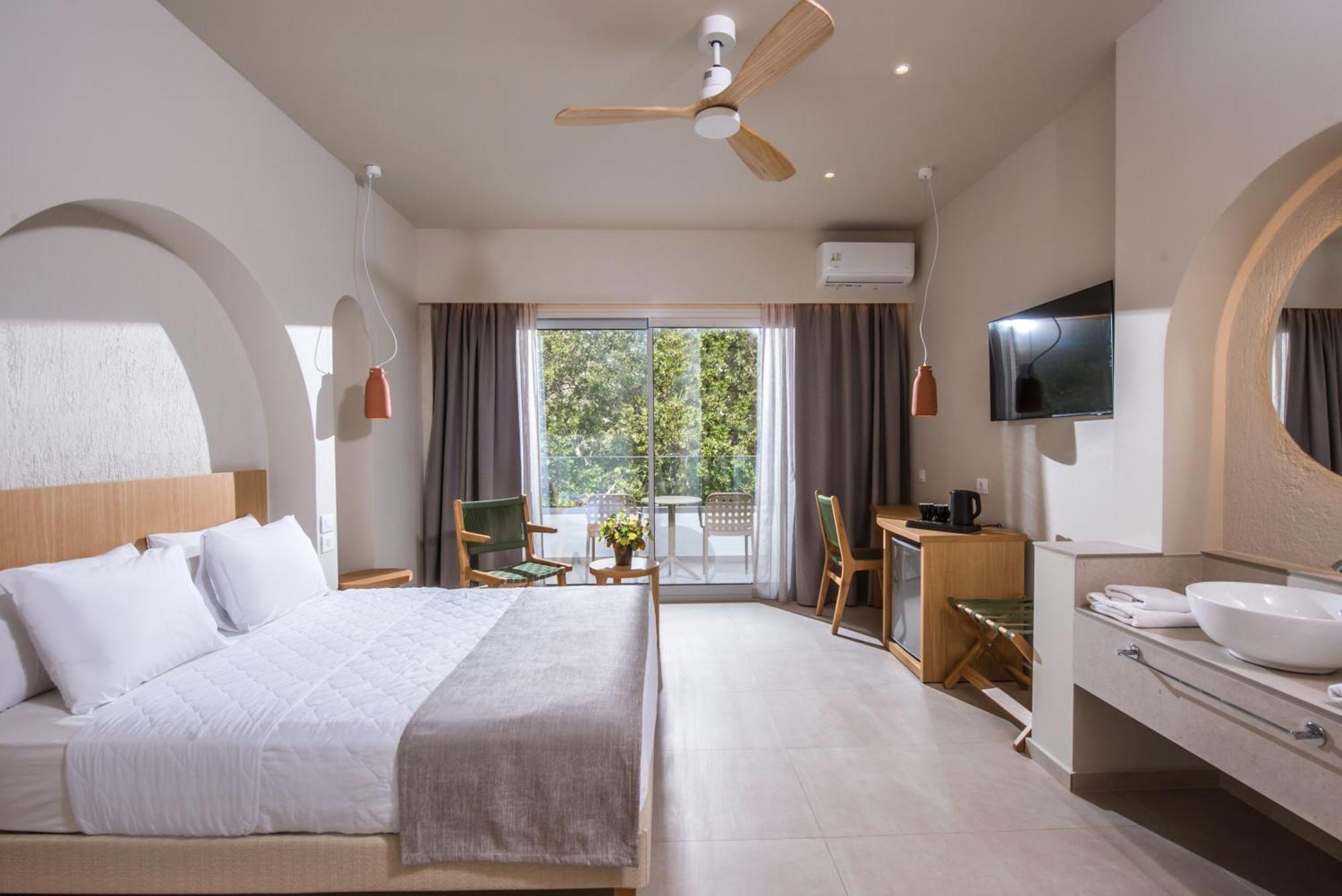 South Coast Hotel Makrýgialos エクステリア 写真