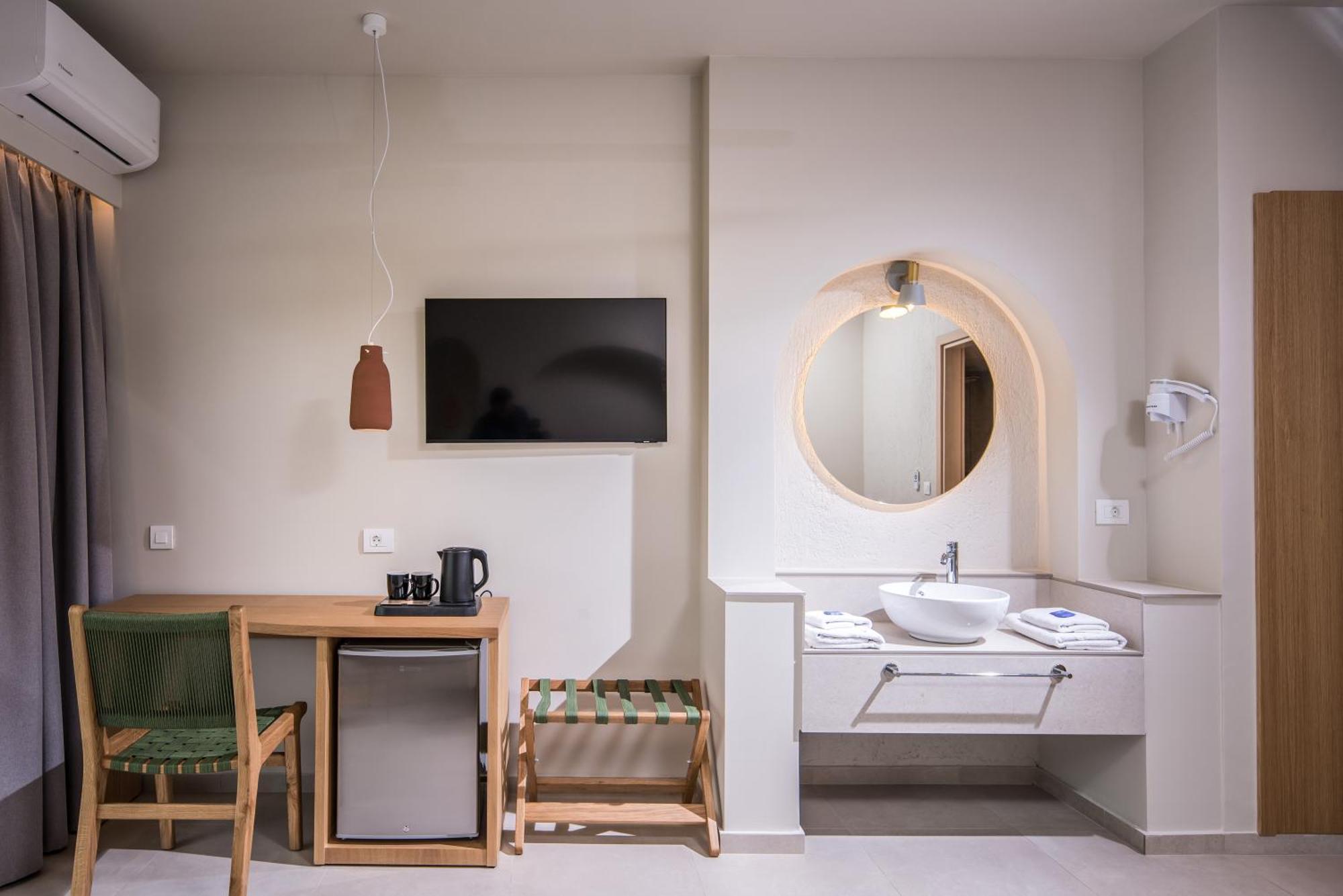 South Coast Hotel Makrýgialos エクステリア 写真